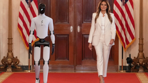 Melanija Tramp prošetala sa američkim humanoidnim robotom VIDEO