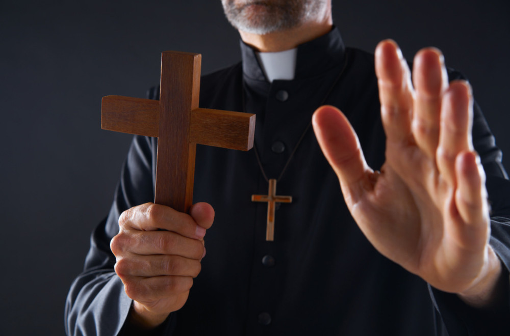 Đavo je bio prvi influenser: Tvrdnja sveštenika užasnula mnoge VIDEO