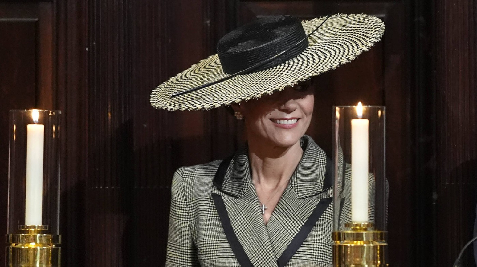 Ni vetar, a ni kiša ne mogu da je spreče da bude najlepša: Kejt Midlton iznenadila modnim izdanjem FOTO