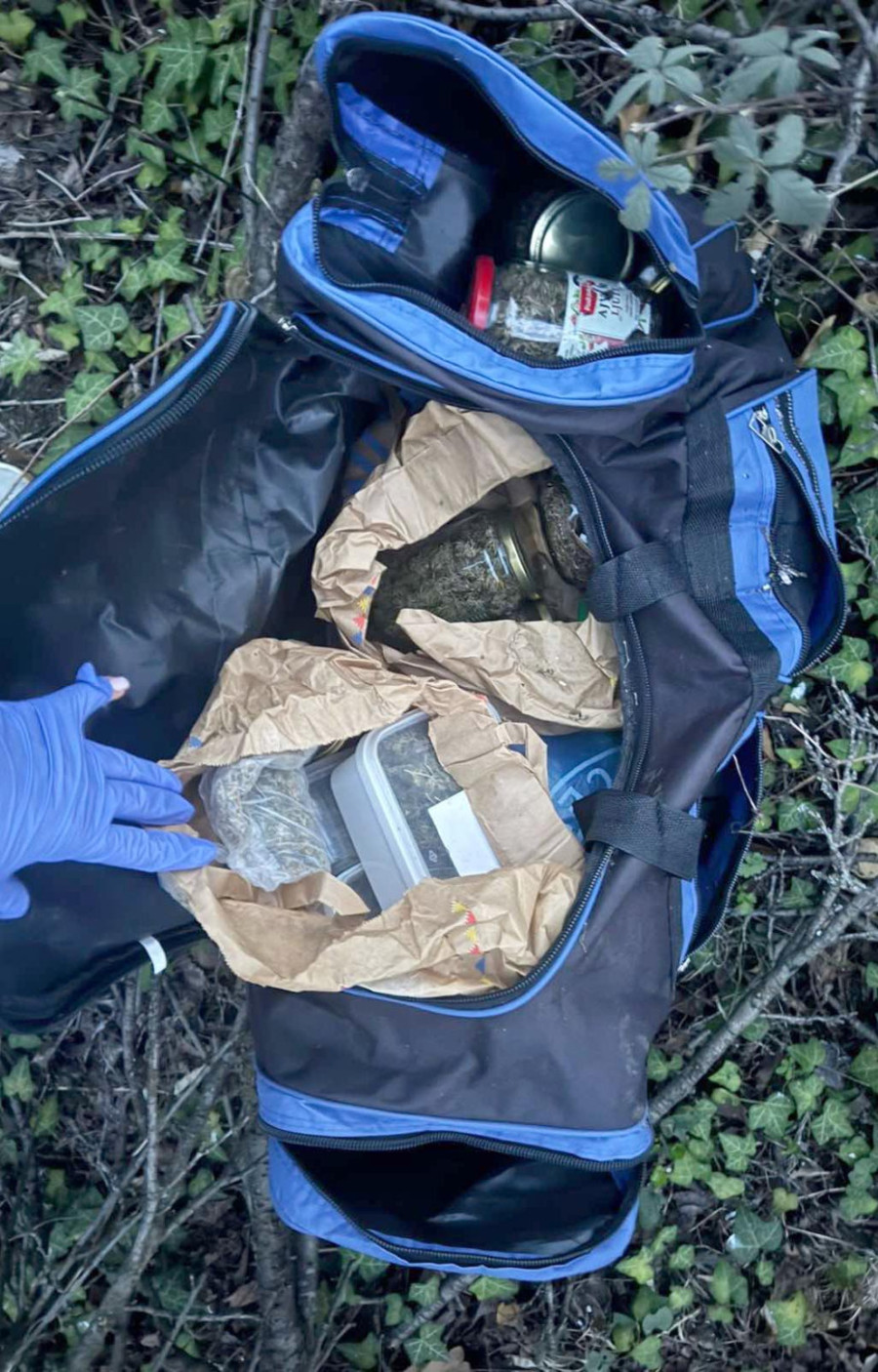 Pune ruke posla za MUP: Uhapšen muškarac u Kragujevcu, zaplenjeno više kilograma droge, oružje i municija