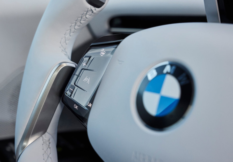 BMW otkriva zašto novi volan izgleda neobično u modelima i3 i iX3