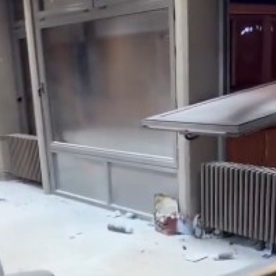 Snimak sa mesta tragedije na Filozofskom; "Ko je odgovoran za to što su nam baklje zamenile knjige?" VIDEO