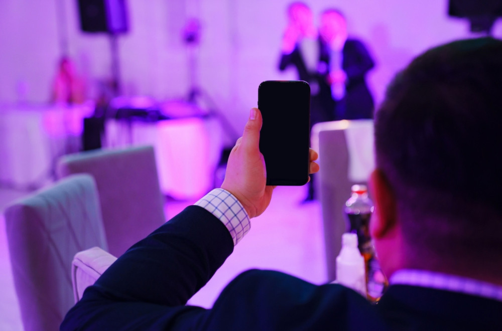 Holivud u panici; Slavni pokušavaju da otkriju ko se krije iza čudnog profila VIDEO