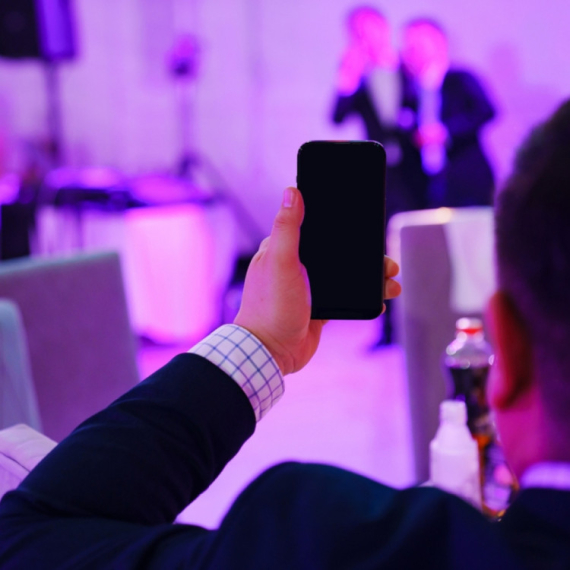 Holivud u panici; Slavni pokušavaju da otkriju ko se krije iza čudnog profila VIDEO