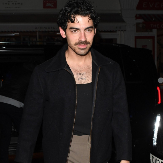 Konačno je našao devojku nakon razvoda: Slavni pevač pao je na ovu lepoticu FOTO