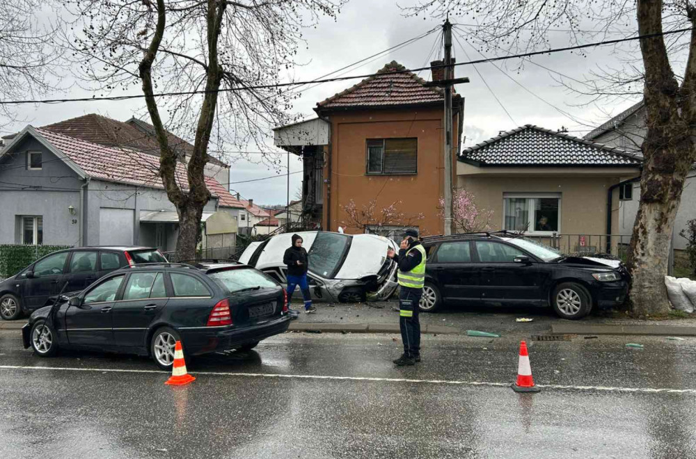 Teška saobraćajna nesreća u Kragujevcu: Poginuo mladić, više osoba povređeno FOTO