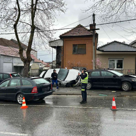 Teška saobraćajna nesreća u Kragujevcu: Poginuo mladić, više osoba povređeno FOTO