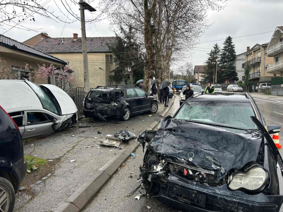Teška saobraćajna nesreća u Kragujevcu: Poginuo mladić, više osoba povređeno FOTO