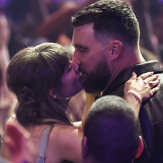 Prvi put na crvenom tepihu sa čovekom kog voli godinama: Ljube se pred svima FOTO/VIDEO