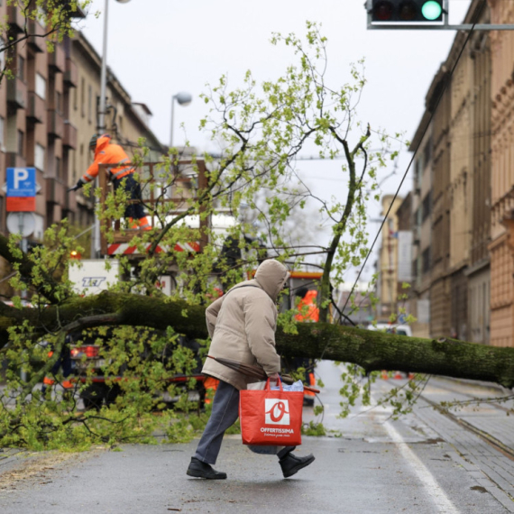 U nevremenu stradalo 40 osnovnih i srednjih škola, kao i 24 vrtića; "Pratite uputstva"