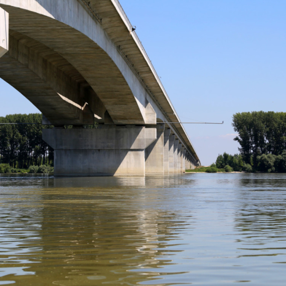 Muškarac pao sa Pupinovog mosta: Dezorijentisan zvao policiju; Vatrogasci ga izvukli sa nepristupačnog terena