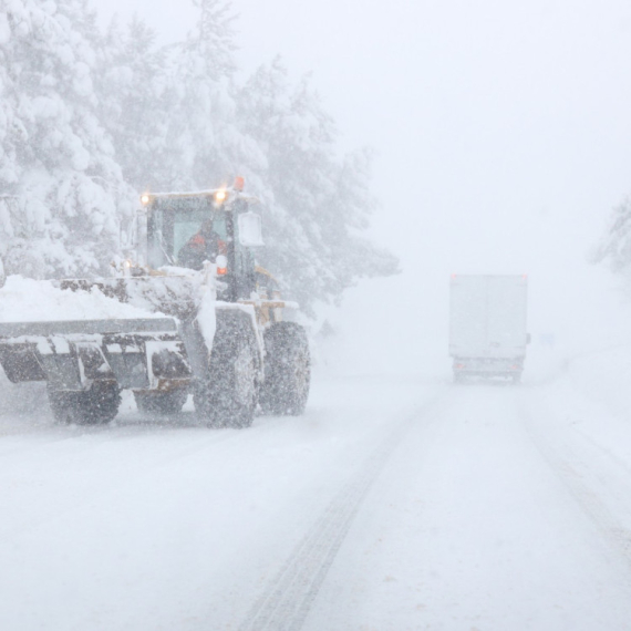 Zatrpani su – sneg visok i do jednog metra; Mećava ne prestaje satima FOTO