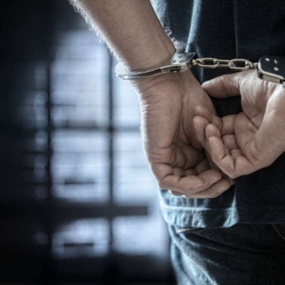 Užas u Zemunu: Muškarac ušao za devojčicom u lift i polno je uznemiravao, istraga u toku