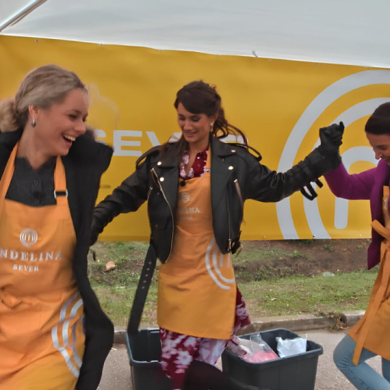Nikad opušteniji pred kamerama: Takmičari zaigrali kolo usred kuvanja