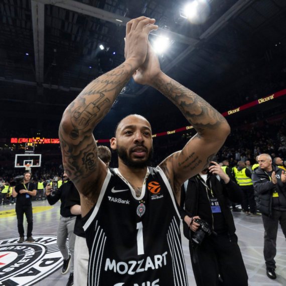 Džons: "Frustrirajuće je kada me tuku i vuku, a meni se za to svira faul" VIDEO