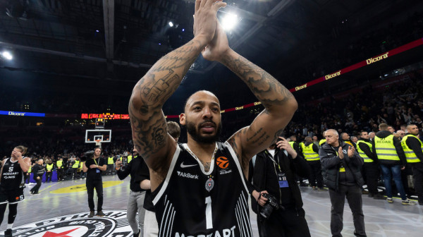 Džons: "Frustrirajuće je kada me tuku i vuku, a meni se za to svira faul" VIDEO