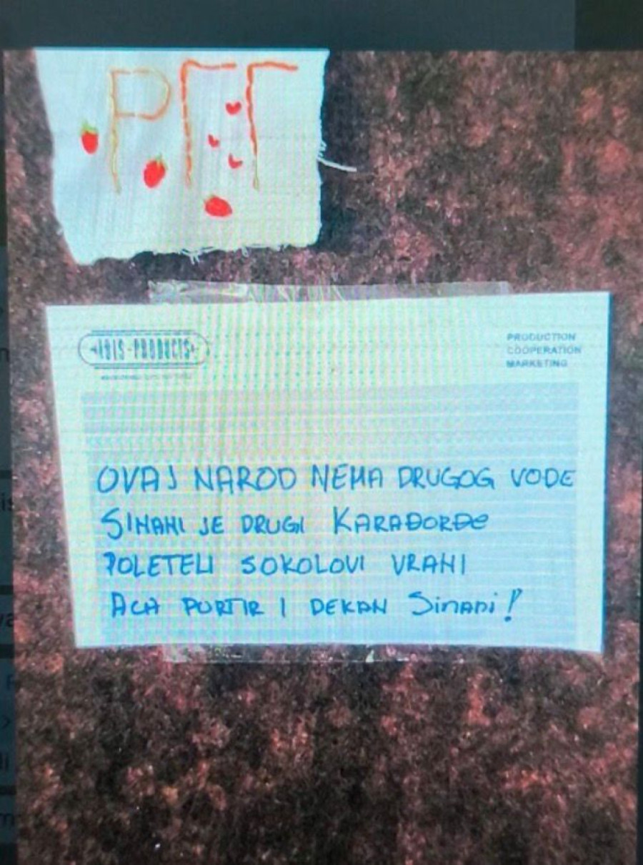 Mediji: Na Filozofskom fakultetu transparent na kome piše Sinani je vođa FOTO