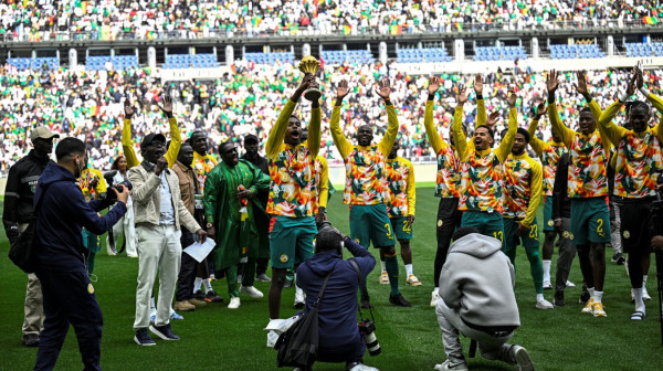 Senegalci usred Pariza paradirali sa trofejem koji im je oduzet VIDEO