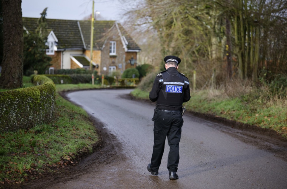 Bez milosti: Kralj izbacio brata iz kuće, spalili mu nameštaj