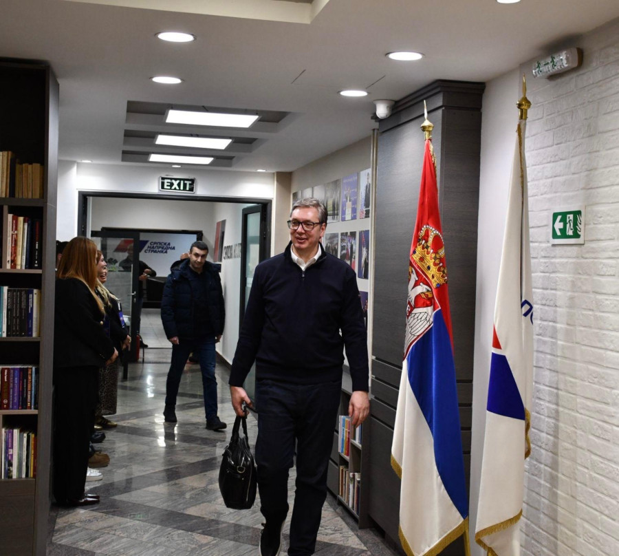 Vučić stigao u štab SNS-a; Prva reakcija nakon zatvaranja biračkih mesta