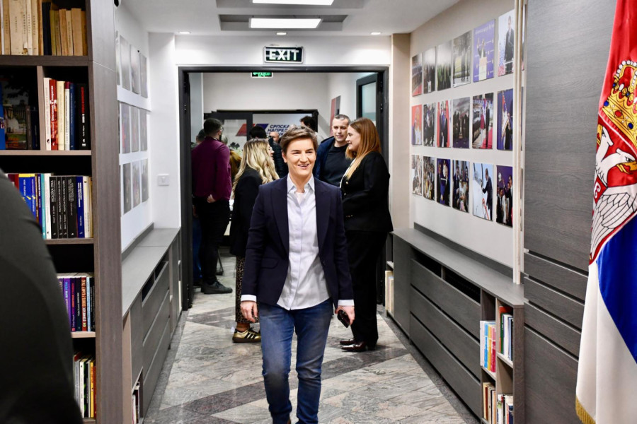 Ana Brnabić stigla u štab SNS-a FOTO