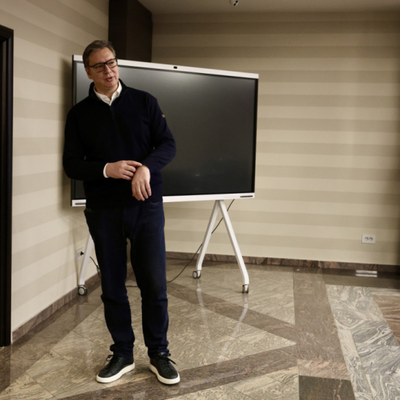 Vučić u štabu SNS-a; Kratko se oglasio nakon zatvaranja biračkih mesta FOTO