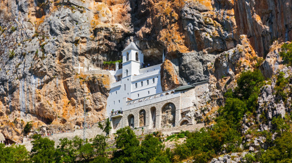 Montenegrins head toward Ostrog; Is the monastery at risk?