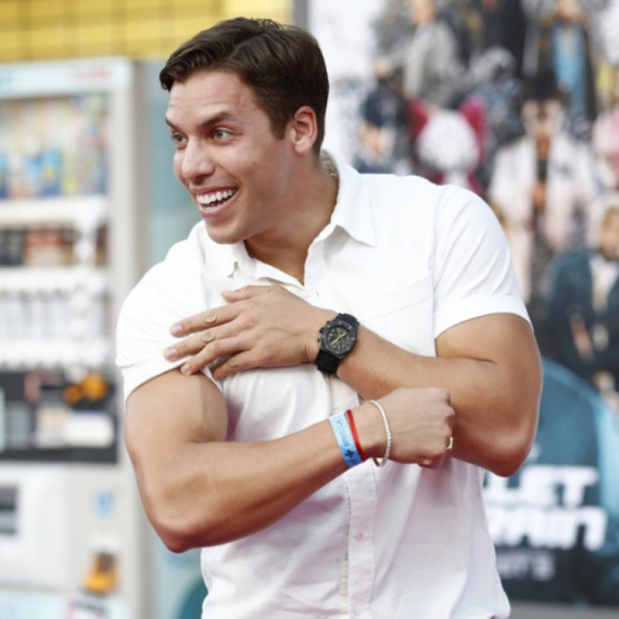 Njegovi mišići "gore", on ponosno šeta bez majice: Švarcenegerov sin zaludeo žene FOTO