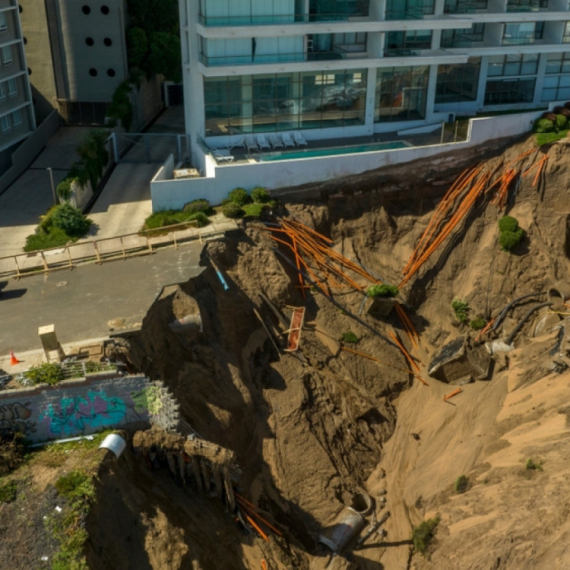 Drama u Prištini: Urušio se deo puta, sve propalo u ogromnu rupu VIDEO