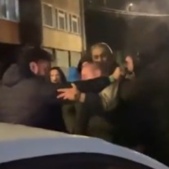 Jezivo nasilje blokadera u Boru: Deset njih okružilo Davida Ćirića, vređali ga i tukli VIDEO