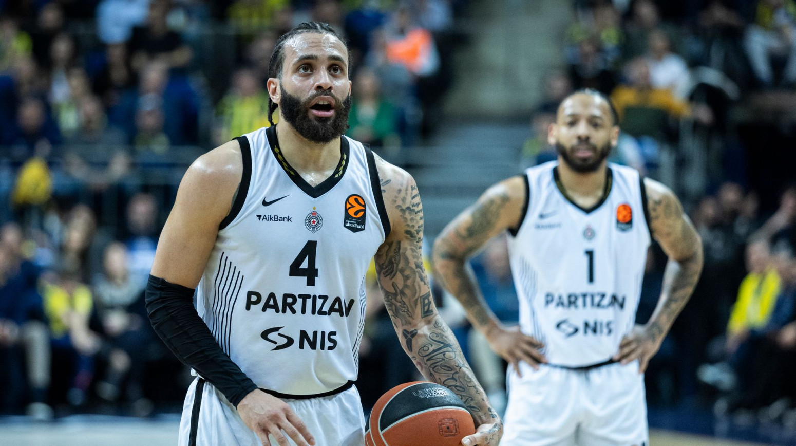 I Karlik i Vašington: Partizan čuva svoju osovinu