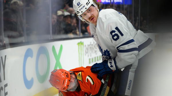 Utakmica počela – odmah tuča VIDEO