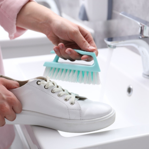 Ne perite ih u veš mašini: Ovo su najjednostavniji trikovi za čišćenje belih patika