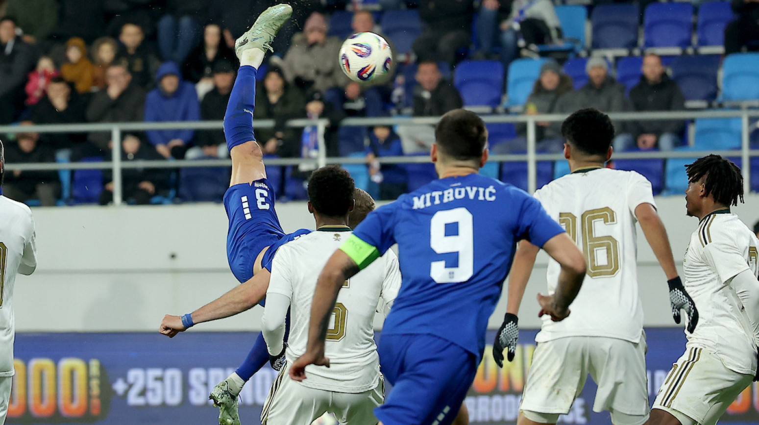 Spektakularne "makazice" Pavlovića, pogodio i Mitrović – preokret Srbije!