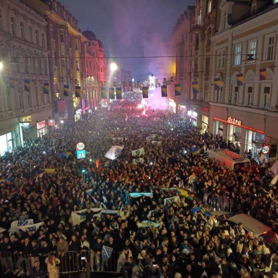 I Sarajevo ima svoj balkon: "Kažu pokeraš!? A, što ih izblefa" VIDEO