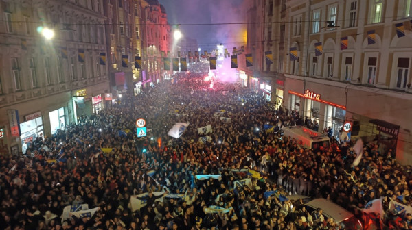 I Sarajevo ima svoj balkon: "Kažu pokeraš!? A, što ih izblefa" VIDEO