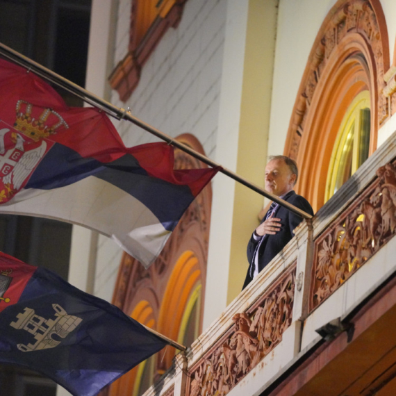 Pet dana posle smrti studentkinje, rektor huška masu s prozora 50 metara udaljenog mesta tragedije