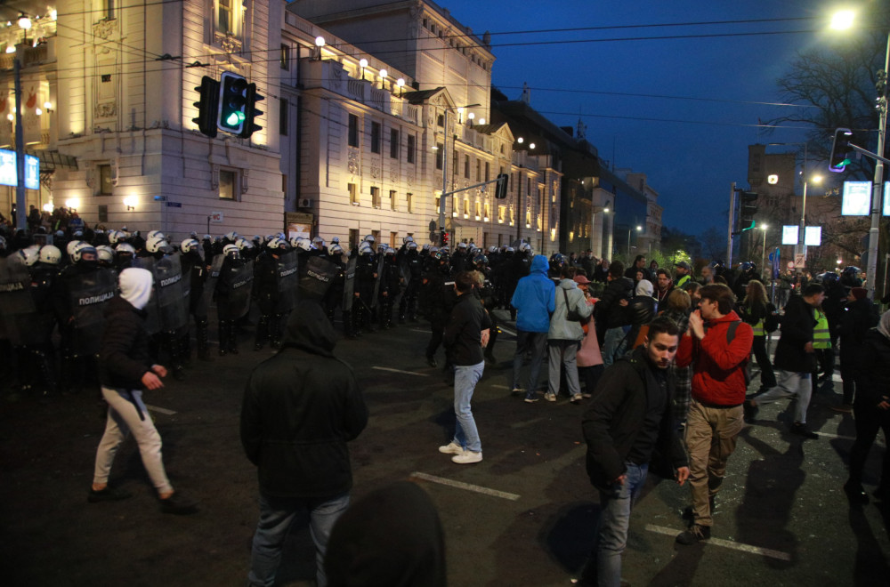 Nova sramota blokadera: Pevali nedaleko od mesta pogibije studentkinje