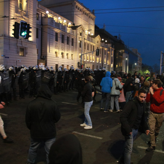 Nova sramota blokadera: Pevali nedaleko od mesta pogibije studentkinje