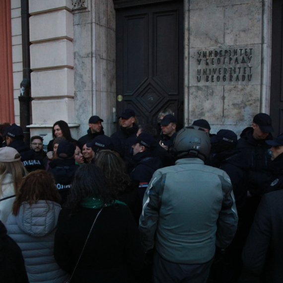 Haos, nasilje i napad blokadera na policiju: Ko ne želi da javnost vidi šta je pronađeno u Rektoratu?