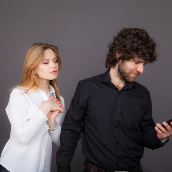 Više od polovine ljudi vam "bulji" u telefon, a evo i šta najviše gledaju