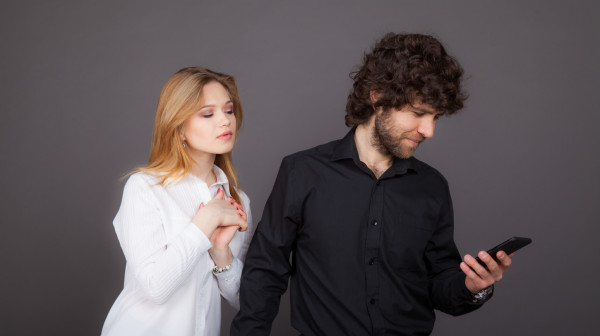 Više od polovine ljudi vam "bulji" u telefon, a evo i šta najviše gledaju