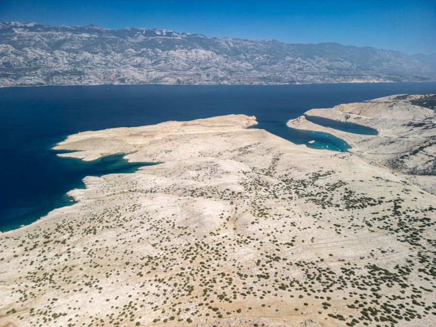 Britanci oduševljeni hrvatskim ostrvom: Više podseća na Mars ili Mesec nego na Mediteran FOTO/VIDEO