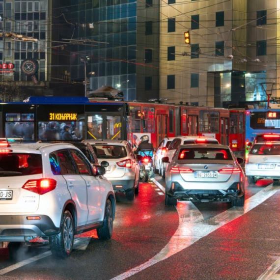 Sudar autobusa i automobila na Slaviji: Četvoro povređenih, među njima i trudnica