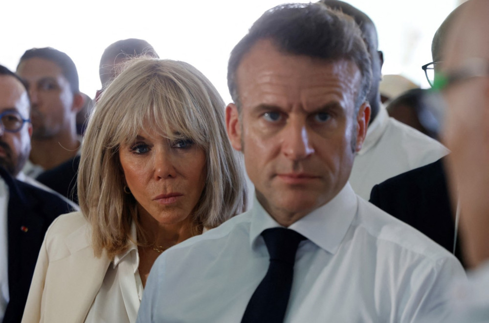 Tramp šokirao: Makrona zlostavlja žena