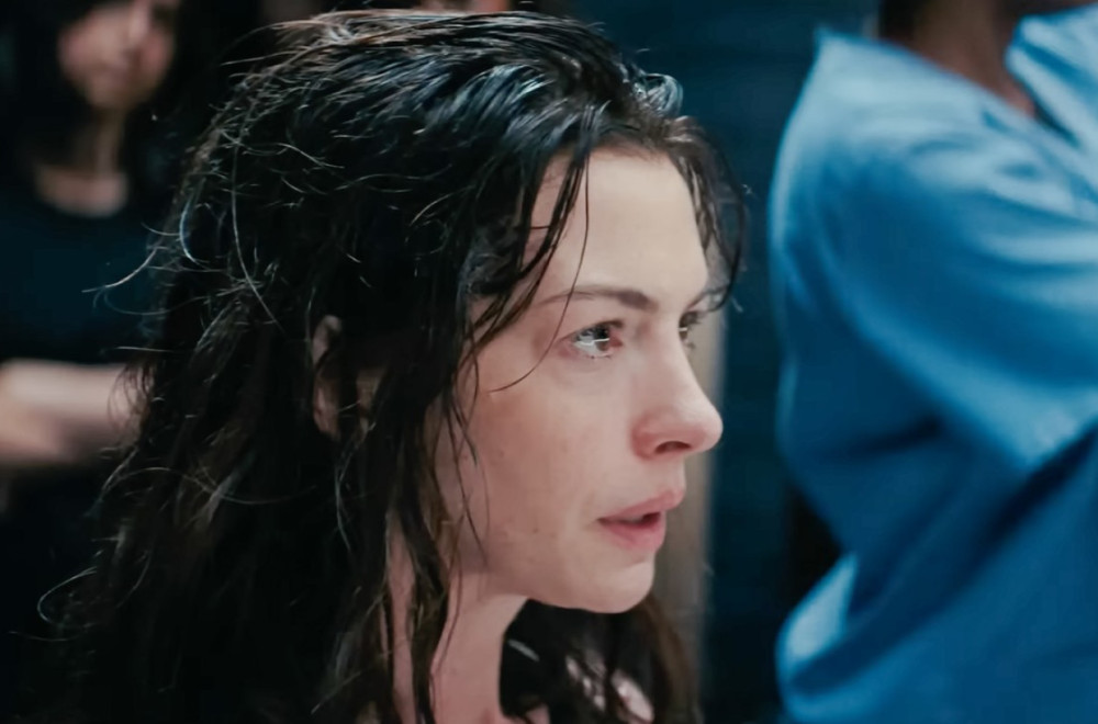 Trejler koji ledi krv: En Hatavej kao pop zvezda na ivici sloma VIDEO