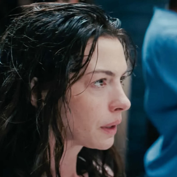 Trejler koji ledi krv: En Hatavej kao pop zvezda na ivici sloma VIDEO