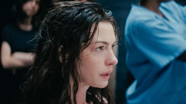 Trejler koji ledi krv: En Hatavej kao pop zvezda na ivici sloma VIDEO