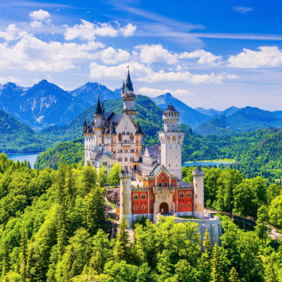 Cveće u dolini, sneg na planinama: Nemački dvorac mami na izlet za praznike, cena 23 evra