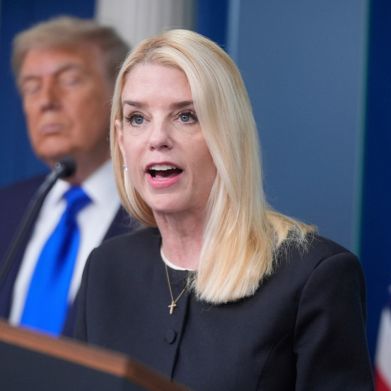 Tramp smenio državnu tužiteljku Pam Bondi: Epstajn presudio?